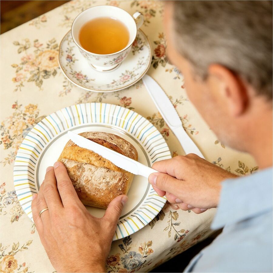 Image of Genuine Joe 30432 Disposable Polystyrene Cutlery, Knife, Knife, Food, Cafeteria, Breakroom, Disposable, Polystyrene, White, 1 Carton