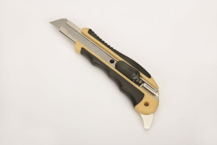 Heavy-Duty Utility Knife, 6-1/2" Handle, 18mm Snap Off Blades, 8 Point, Cushion Grip