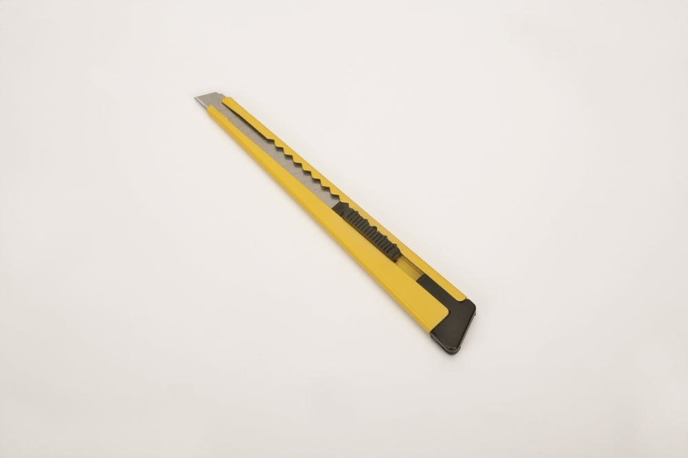 Standard-Duty Utility Knife, 5-1/2" Metal Handle, 9mm Snap Off Blades, 13 Point