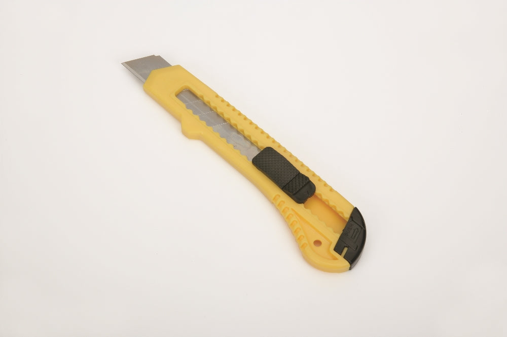 Image of SKILCRAFT® Standard-Duty Utility Knife, 5-1/2" Plastic Handle, 18mm Snap Off Blades, 8 Point